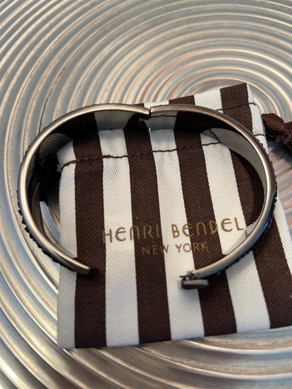 HENRI BENDEL NWOT BLACK ROCKS & GUNMETAL BRACELET & COORDINATING NECKLACE - Picture 5 of 14